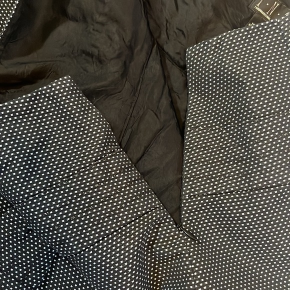 Super cute, black white polkadot mini skirt with subtle bow accent - Picture 5 of 7